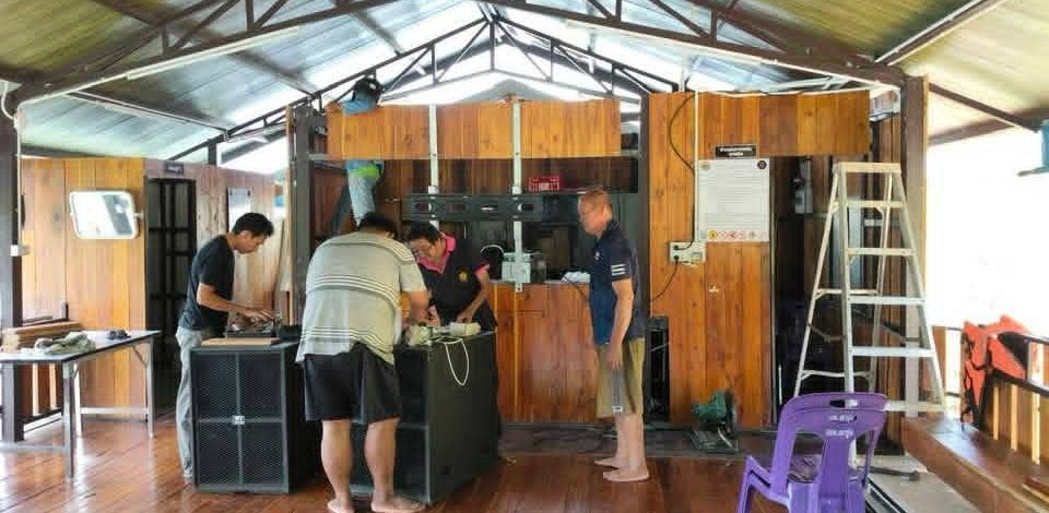 “หมอเสย”นำทีมร่วมกันปรับปรุงย้ายเครื่องเสียงบนแพและทดสอบระบบเสียง “อ่างแม่สอง” เพื่อต้อนรับนักท่องเที่ยว
