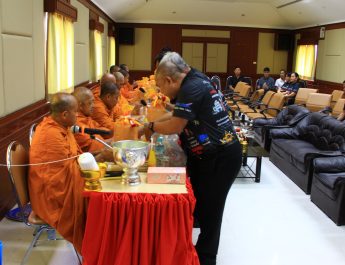 กาญจนบุรี – เนื่องในโอกาสครบรอบ 28 ปี วันสถาปนาสำนักงานคณะกรรมการการเลือกตั้ง สำนักงานคณะกรรมการเลือกตั้งประจำจังหวัดกาญจนบุรี จัดทำบุญเลี้ยงพระ