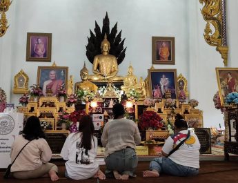 ปทุมธานี 2 สาวหยุดปังไม่ไหว เจ้าของร้านเสื้อได้โชค 2 ชั้นจากไอ้ไข่วัดบึงบาแม่ตะเคียนทอง พนง.สาวได้โชคตลอดมาแล้วกว่า 2 ปี