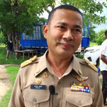 กาญจนบุรี – ปลาตายลอยเป็นแพ จำนวนมากส่งกลิ่นเหม็นคลุ้งทั่วอ่างกักเก็บน้ำแก้มลิง ประมงเร่งทำจูลินทรีย์