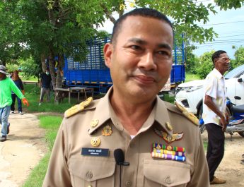 กาญจนบุรี – ปลาตายลอยเป็นแพ จำนวนมากส่งกลิ่นเหม็นคลุ้งทั่วอ่างกักเก็บน้ำแก้มลิง ประมงเร่งทำจูลินทรีย์