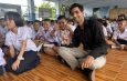 กาญจนบุรี – เด็กตื่นตัวได้ครูต่างชาติสอน!! ผอ.อนุบาลสังขละบุรี จ้างครูต่างประเทศสอนชูนโยบายเด็กชายขอบไม่น้อยหน้าเข้าถึงภาษาที่ 3