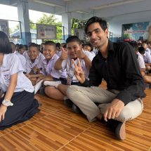 กาญจนบุรี – เด็กตื่นตัวได้ครูต่างชาติสอน!! ผอ.อนุบาลสังขละบุรี จ้างครูต่างประเทศสอนชูนโยบายเด็กชายขอบไม่น้อยหน้าเข้าถึงภาษาที่ 3
