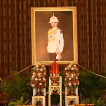 นายกรัฐมนตรี นำคณะรัฐมนตรีและผู้บริหารระดับสูงของกระทรวงมหาดไทย เข้าถวายน้ำสรงพระศพเบื้องหน้าพระรูป สมเด็จพระเจ้าลูกเธอ เจ้าฟ้าพัชรกิติยาภา นเรนทิราเทพยวดี กรมหลวงราชสาริณีสิริพัชร มหาวัชรราชธิดา ณ ศาลาสหทัยสมาคม ในพระบรมมหาราชวัง