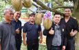 กาญจนบุรี – เกษตรกรชาวสวนทุเรียนอำเภอทองผาภูมิ ร่วมกันจัดกิจกรรมประมูลทุเรียน เพื่อหารายได้สมทบทุนกิ่งกาชาด อำเภอทองผาภูมิ เบื้องต้นคาดว่า ทุเรียนที่นำออกมาประมูลจะ มีราคาสูงถึง 5 หมื่นบาท