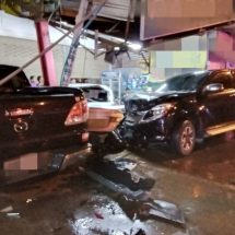 ปราจีนบุรี กระบะพุ่งเสียหลักเข้าร้านซ่อมไดนาโมชนยับ 3 คัน