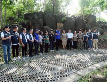 กาญจนบุรี – ผวจ. ตรวจเยี่ยมแหล่งท่องเที่ยวเชิงธรณีวิทยาบริเวณ ปล่องภูเขาไฟ หรือ ลานลาวา เส้นเป็น แหล่งกำเนิด พลอยไพลิน นิลและอัญมณีอำเภอบ่อพลอย