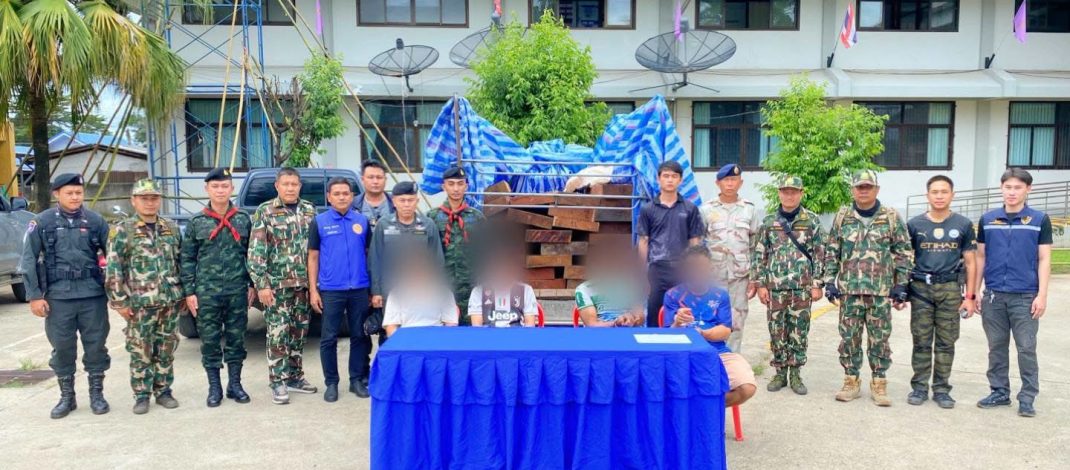 ชุดปฏิบัติการพิเศษฝ่ายปกครองอำเภอปาย บูรณาการร่วมหน่วยงานที่เกี่ยวข้อง สกัดจับผู้ต้องหา 4 ราย ลักลอบขนไม้ประดู่แปรรูปหวงห้าม พร้อมตรวจยึดยาเสพติด