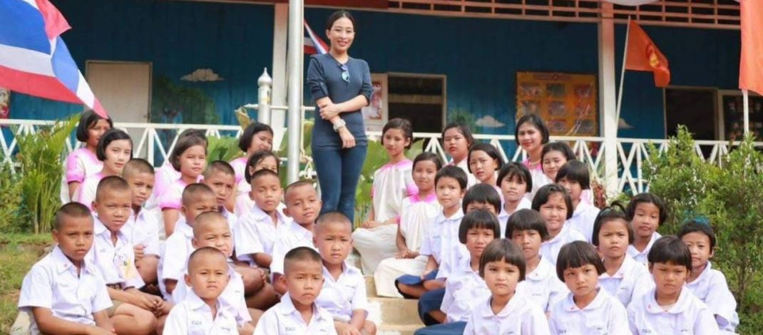 กาญจนบุรี – เด็กรักเรียนบ้านไล่โว่ แต่งกลอน 8 ถวายความอาลัย พระองค์ภาฯ
