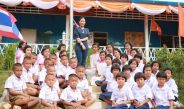 กาญจนบุรี – เด็กรักเรียนบ้านไล่โว่ แต่งกลอน 8 ถวายความอาลัย พระองค์ภาฯ