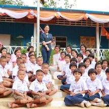 กาญจนบุรี – เด็กรักเรียนบ้านไล่โว่ แต่งกลอน 8 ถวายความอาลัย พระองค์ภาฯ