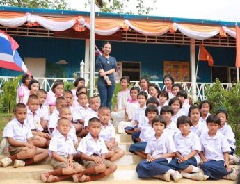 กาญจนบุรี – เด็กรักเรียนบ้านไล่โว่ แต่งกลอน 8 ถวายความอาลัย พระองค์ภาฯ