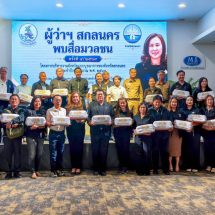 สกลนคร ผวจ.เปิดเหล่ากาชาดรับกลุ่มเปราะบางกินข้าว ตัดผมฝังเข็ม ฟรี