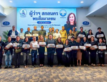 สกลนคร ผวจ.เปิดเหล่ากาชาดรับกลุ่มเปราะบางกินข้าว ตัดผมฝังเข็ม ฟรี