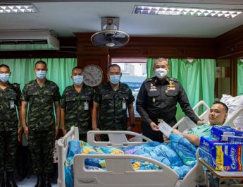 กาญจนบุรี – กำลังใจ! ผบ.ร.9 พร้อมคณะนายทหาร ”มอบความห่วงใย ให้กำลังใจ กำลังพลที่ได้รับบาดเจ็บ เพราะเราคือครอบครัวเดียวกัน “