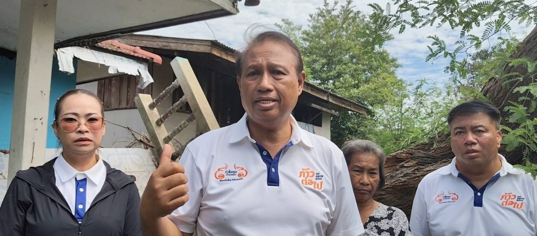 ปทุมธานี พายุฝนถล่มเมืองท่าโขลง ต้นไม้อายุร้อยปีทับบ้านรถ เสียหาย 24 หลังเจ็บ1รายถูกหลังคาบ้านอื่นปลิวทั้งแผงทับบ้านตัวเอง