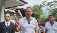 ปทุมธานี พายุฝนถล่มเมืองท่าโขลง ต้นไม้อายุร้อยปีทับบ้านรถ เสียหาย 24 หลังเจ็บ1รายถูกหลังคาบ้านอื่นปลิวทั้งแผงทับบ้านตัวเอง