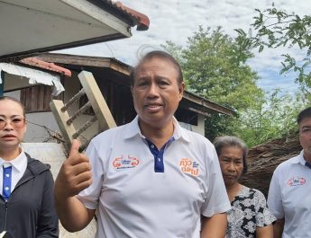 ปทุมธานี พายุฝนถล่มเมืองท่าโขลง ต้นไม้อายุร้อยปีทับบ้านรถ เสียหาย 24 หลังเจ็บ1รายถูกหลังคาบ้านอื่นปลิวทั้งแผงทับบ้านตัวเอง