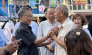 “ชวน หลีกภัย” ร่วมทีม “อนุชา” ลงพื้นที่ตลาด ต.รวมโชค จี้แก้ปมส่วยแผงลอย-ต่างด้าวแย่งอาชีพ ชู “การเมืองสุจริต” กอบกู้กรุงเทพมหานคร