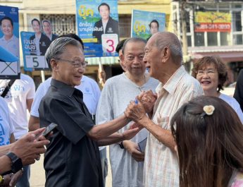 “ชวน หลีกภัย” ร่วมทีม “อนุชา” ลงพื้นที่ตลาด ต.รวมโชค จี้แก้ปมส่วยแผงลอย-ต่างด้าวแย่งอาชีพ ชู “การเมืองสุจริต” กอบกู้กรุงเทพมหานคร