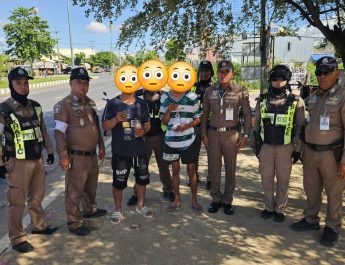 กาญจนบุรี – หนุ่มทำงานเดินสายไฟลงใต้ดิน ขับกระบะมาพร้อมเพื่อนโดนรวบคาด่านจราจรกาญจน์ ของกลางมีทั้งยาบ้า-ไอซ์ เจ้าตัวรับสารภาพแบบไม่สะทกสะท้าน