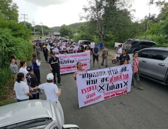 กาญจนบุรี – ชาวหนองตากยาเดินขบวนถือป้ายคัดค้านสร้างโรงงานหลอมโลหะ ยื่นหนังสืออำเภอท่าม่วง หน่วยงาน