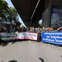 “ม๊อบชาวไร่อ้อย” กว่า 2 พันคน พร้อมรถบัส 60 คัน บุกกระทรวงอุตสาหกรรม ยื่นหนังสือถึง “วราวุธ” เรียกร้องปรับเปลี่ยนเงื่อนไขเงินช่วยเหลือ ขอรวมก้อน 120 บาท/ตัน พร้อมทั้งเรียกร้องให้ตัดเงื่อนไขห้ามเผาแปลงหลังเก็บเกี่ยวออกไป ประกาศลั่น “ถ้าไม่ได้รับความยุติธรรมจะเอาสิบล้อปิดถนนทั่วประเทศ”