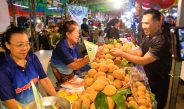 ลพบุรี นักท่องเที่ยวประชาชนล้นหลามเทศกาลกระท้อนหวานของดีเมืองลพบุรี