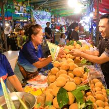 ลพบุรี นักท่องเที่ยวประชาชนล้นหลามเทศกาลกระท้อนหวานของดีเมืองลพบุรี