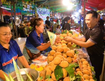 ลพบุรี นักท่องเที่ยวประชาชนล้นหลามเทศกาลกระท้อนหวานของดีเมืองลพบุรี