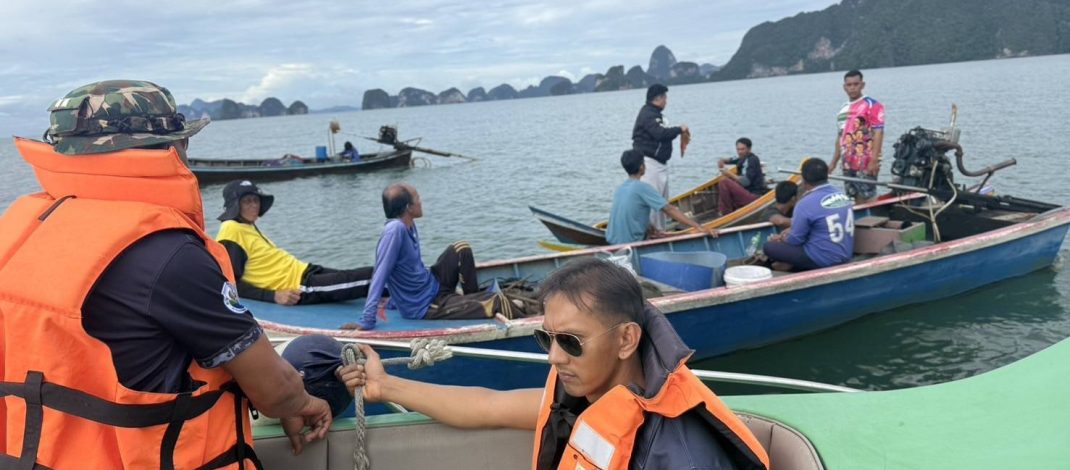 พังงา – ยังไร้วี่แววค้นหา 3 ผู้สูญหาย เหตุเรือท้องแบนจมกลางทะเลอ่าวพังงา ระดมทุกภาคส่วน ชาวประมงร่วมค้นหา