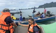 พังงา – ยังไร้วี่แววค้นหา 3 ผู้สูญหาย เหตุเรือท้องแบนจมกลางทะเลอ่าวพังงา ระดมทุกภาคส่วน ชาวประมงร่วมค้นหา