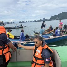 พังงา – ยังไร้วี่แววค้นหา 3 ผู้สูญหาย เหตุเรือท้องแบนจมกลางทะเลอ่าวพังงา ระดมทุกภาคส่วน ชาวประมงร่วมค้นหา