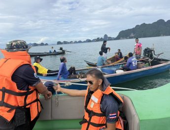 พังงา – ยังไร้วี่แววค้นหา 3 ผู้สูญหาย เหตุเรือท้องแบนจมกลางทะเลอ่าวพังงา ระดมทุกภาคส่วน ชาวประมงร่วมค้นหา