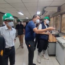 กาญจนบุรี – ประธานอนุกรรมาธิการพิจารณาศึกษาการบริหารจัดการอุบัติภัยอุตสาหกรรมรูปแบบใหม่ พร้อม ผู้ว่าราชการจังหวัดกาญจน์ ลุยตรวจโรงงานหลอมแบตเตอรี่ หลังประชาชนได้รับผลกระทบมลพิษทางอากาศ ชาวบ้านเผยพบท่อน้ำทิ้งยื่นลงแม่น้ำแควใหญ่ วอนรัฐตรวจสอบ หวั่นปนเปื้อนสารพิษ