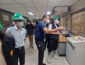 กาญจนบุรี – ประธานอนุกรรมาธิการพิจารณาศึกษาการบริหารจัดการอุบัติภัยอุตสาหกรรมรูปแบบใหม่ พร้อม ผู้ว่าราชการจังหวัดกาญจน์ ลุยตรวจโรงงานหลอมแบตเตอรี่ หลังประชาชนได้รับผลกระทบมลพิษทางอากาศ ชาวบ้านเผยพบท่อน้ำทิ้งยื่นลงแม่น้ำแควใหญ่ วอนรัฐตรวจสอบ หวั่นปนเปื้อนสารพิษ