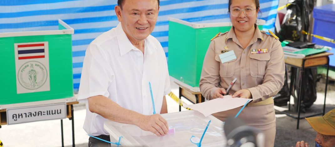 ทักษิณ’ ตื่นเต้น หย่อนบัตรเลือกตั้งผู้ว่ากทม.-สก. ใช้สิทธิ์ในรอบ 20 ปี บอก ไม่ได้เลือกนาน ทำไม่ค่อยถูก ชี้ กทม. เป็นเมืองใหม่ หวังได้คนทำงานเป็น ขณะเรื่องการเมือง ขอทุกฝ่ายสามัคคีฝ่าปัญหาประเทศ ย้ำ ไม่เคลื่อนไหวการเมือง ทำหน้าที่เพียงพลเมือง เผย เตรียมบิน ตปท. สัปดาห์หน้า