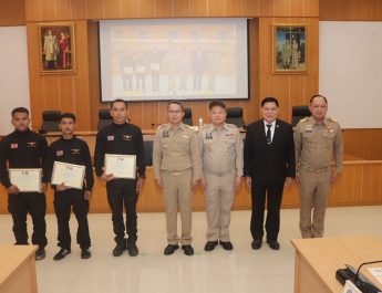 กาฬสินธุ์ ผู้ว่าฯ กาฬสินธุ์ มอบใบประกาศเชิดชูเกียรติ 3 ฮีโร่กู้ภัยเมืองน้ำดำ ลุยภารกิจเสี่ยงชีวิตช่วยผู้ประสบภัยเหมืองถล่ม สปป.ลาว
