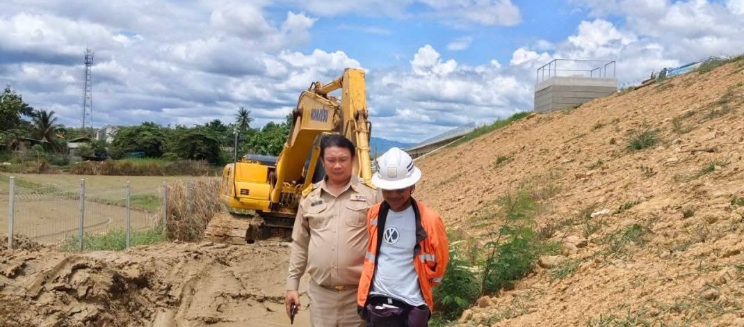 “นายกมานิตย์ เด็ดขาด” ทต.บ้านโตนฯประสานผู้รับเหมาสร้างทางรถไฟ บริษัทอิตาเลียนใช้แบ๊คโฮขุดลอกคลอง