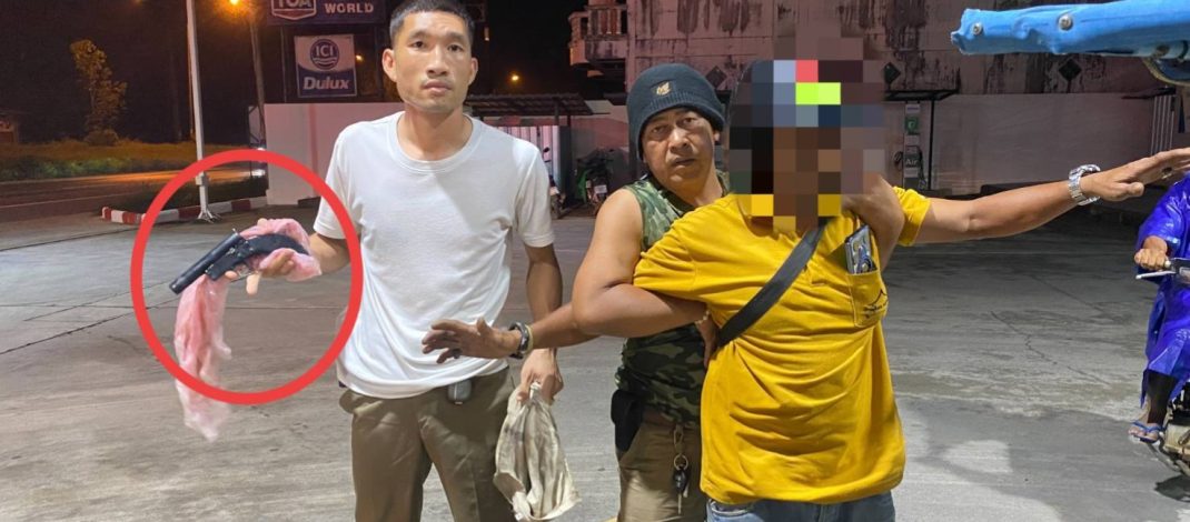 พังงา-รวบทันควัน! คู่เขยโหดจู่ยิงหน้าผากเขยน้องหน้ามัสยิดสามช่องใต้ เจ็บสาหัส ตำรวจตามจับได้พร้อมอาวุธ