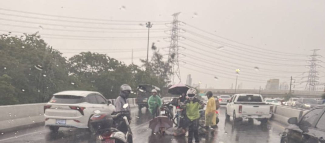 ระทึก! ฟ้าผ่ากลางสะพานยกระดับรัชวิภา หนุ่มขี่ จยย. ฝ่าสายฝนบาดเจ็บสาหัส