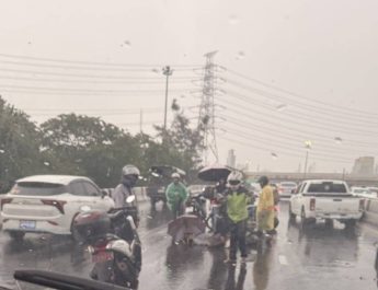 ระทึก! ฟ้าผ่ากลางสะพานยกระดับรัชวิภา หนุ่มขี่ จยย. ฝ่าสายฝนบาดเจ็บสาหัส