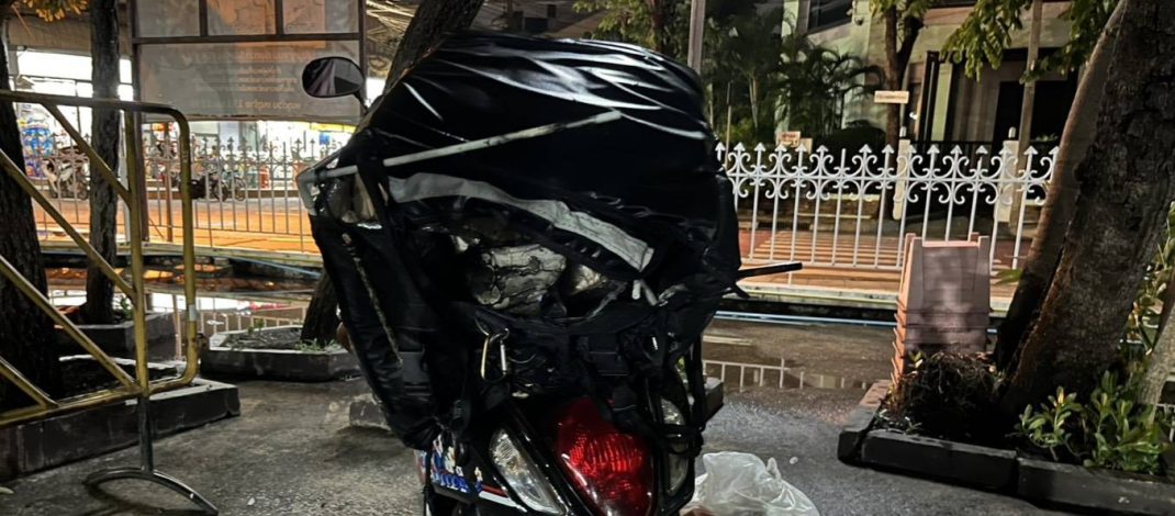 กรณีเหตุฟ้าผ่า “ไรเดอร์” ขณะขี่จักรยานยนต์บนต่างระดับรัชวิภา มุ่งหน้ารัชโยธิน ล่าสุดตำรวจได้นำรถจักรยานยนต์ของไรเดอร์ผู้บาดเจ็บมาเก็บรักษาไว้ที่ สน.ประชาชื่น โดยตัวรถแทบไม่ได้รับความเสียหายจากแรงฟ้าผ่า พบเพียงรอยครูดกับพื้นถนนบริเวณด้านซ้ายของตัวรถเท่านั้น