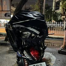 กรณีเหตุฟ้าผ่า “ไรเดอร์” ขณะขี่จักรยานยนต์บนต่างระดับรัชวิภา มุ่งหน้ารัชโยธิน ล่าสุดตำรวจได้นำรถจักรยานยนต์ของไรเดอร์ผู้บาดเจ็บมาเก็บรักษาไว้ที่ สน.ประชาชื่น โดยตัวรถแทบไม่ได้รับความเสียหายจากแรงฟ้าผ่า พบเพียงรอยครูดกับพื้นถนนบริเวณด้านซ้ายของตัวรถเท่านั้น