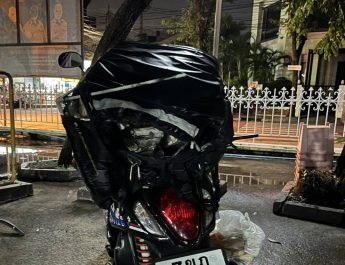 กรณีเหตุฟ้าผ่า “ไรเดอร์” ขณะขี่จักรยานยนต์บนต่างระดับรัชวิภา มุ่งหน้ารัชโยธิน ล่าสุดตำรวจได้นำรถจักรยานยนต์ของไรเดอร์ผู้บาดเจ็บมาเก็บรักษาไว้ที่ สน.ประชาชื่น โดยตัวรถแทบไม่ได้รับความเสียหายจากแรงฟ้าผ่า พบเพียงรอยครูดกับพื้นถนนบริเวณด้านซ้ายของตัวรถเท่านั้น