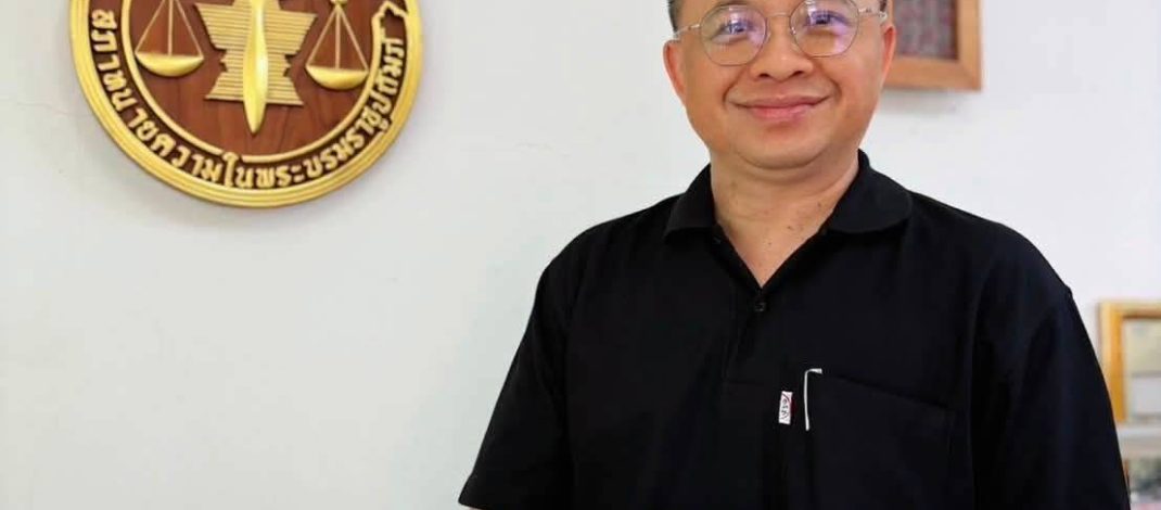 “อุเทน สุขทั่วญาติ” ปธ.สภาทนายความ จ.แพร่ฯและรองปธ.สภาทนายความ จ.แพร่ ได้รับมอบประมวลกฎหมายแพ่งและพาณิชย์ฯ จากสภาทนายความในพระบรมราชูปถัมภ์ฯ