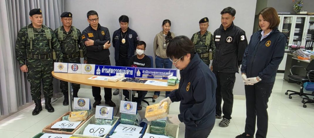 รวบหนุ่มเมียนมา ขับรถสามล้อเครื่องบรรทุกสินค้าซุกลังตะกร้าพลาสติกบรรทุกผลไม้ ขนยาบ้า 6 แสน ขับข้ามด่านมาดื้อๆ
