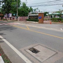 สท.ต้น “จัดให้” ประสานจนท.กองช่างทม.แพร่ แก้ไขฝาท่อ หน้าร.ร.สาธิตเชตะวัน ชำรุด