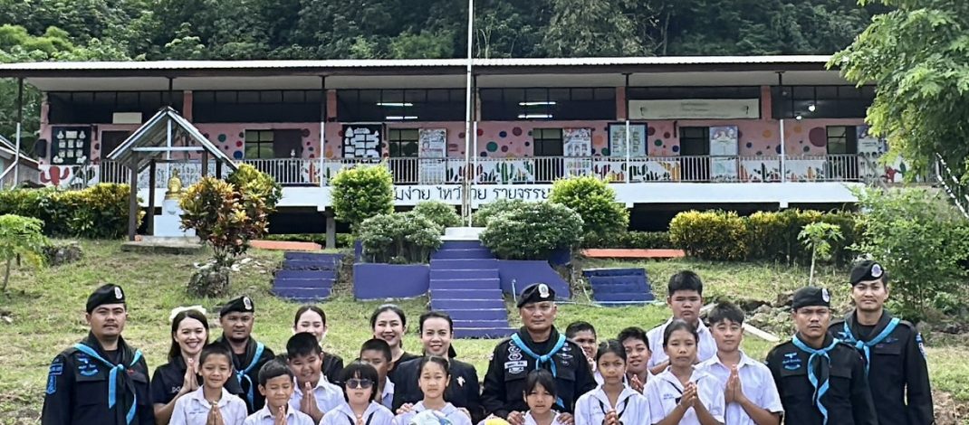 บก.ควบคุมที่ 2 (ร.13) กกล.สุรศักดิ์มนตรี โดย ร้อย.ฉก.ทพ.2110 ฉก.ทพ.21 พบปะพัฒนาสัมพันธ์พร้อมมอบอุปกรณ์กีฬาให้กับนักเรียนโรงเรียนบ้านซำเจียง-ดงป่าเปือย