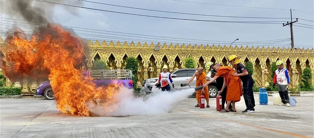 นครนายก – เจ้าอาวาสพาญาติโยมซ้อมการดับไฟ